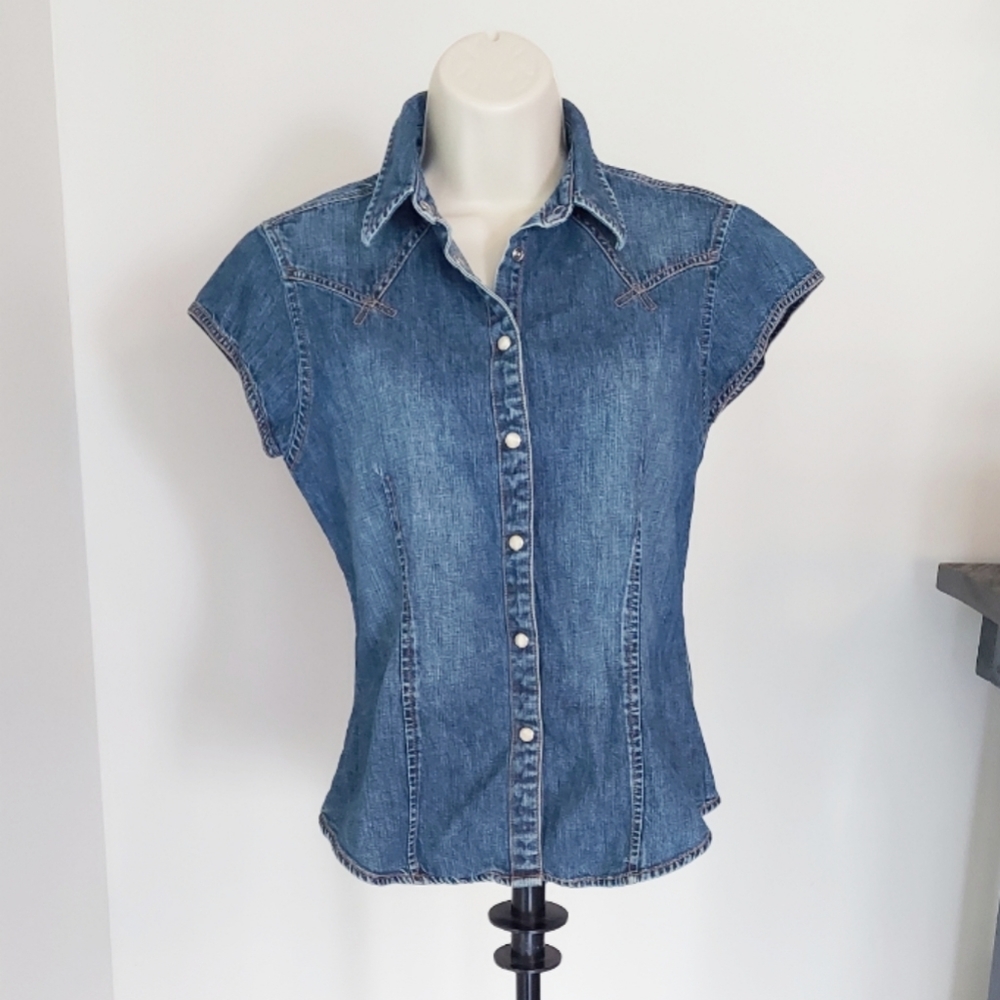 Buckle BKE Denim Pearl Snap Front Top. Women Medium Shirt